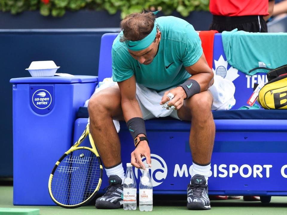 拿度 (Rafael Nadal) 的「水樽儀式」，為人津津樂道。(Minas Panagiotakis/Getty Images)