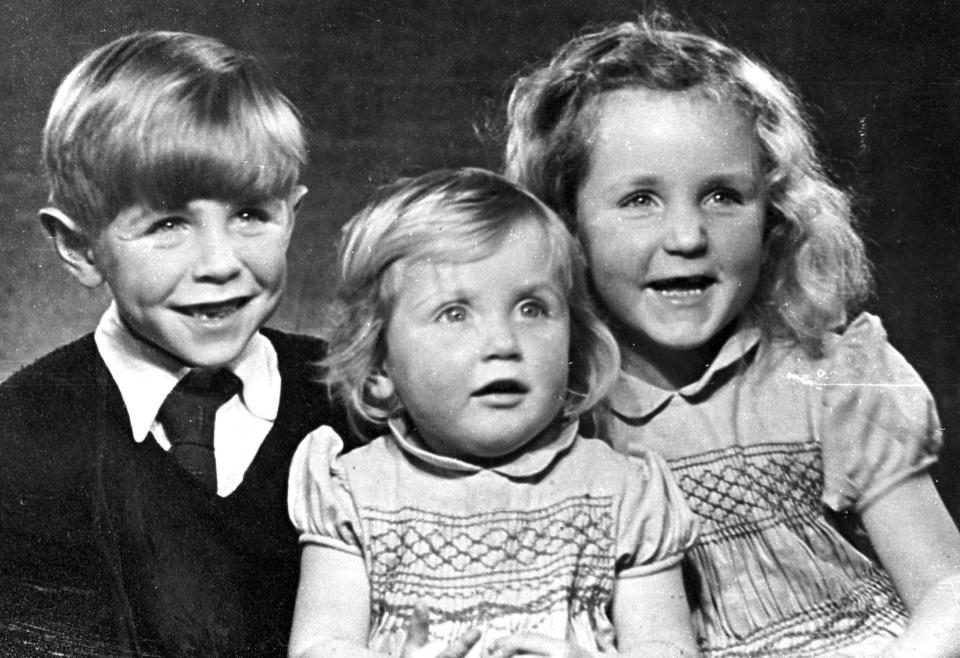 Stephen Hawking with sisters Mary and Phillipa