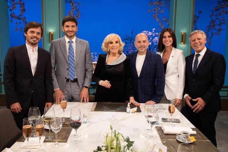 Los invitados de La noche de Mirtha: el actor Benjamín Rojas; el Gobernador de Santa Fe, Maximiliano Pullaro; el director teatral José María Muscari; la periodista de TN Maru Duffard y el Doctor Daniel López Rosetti