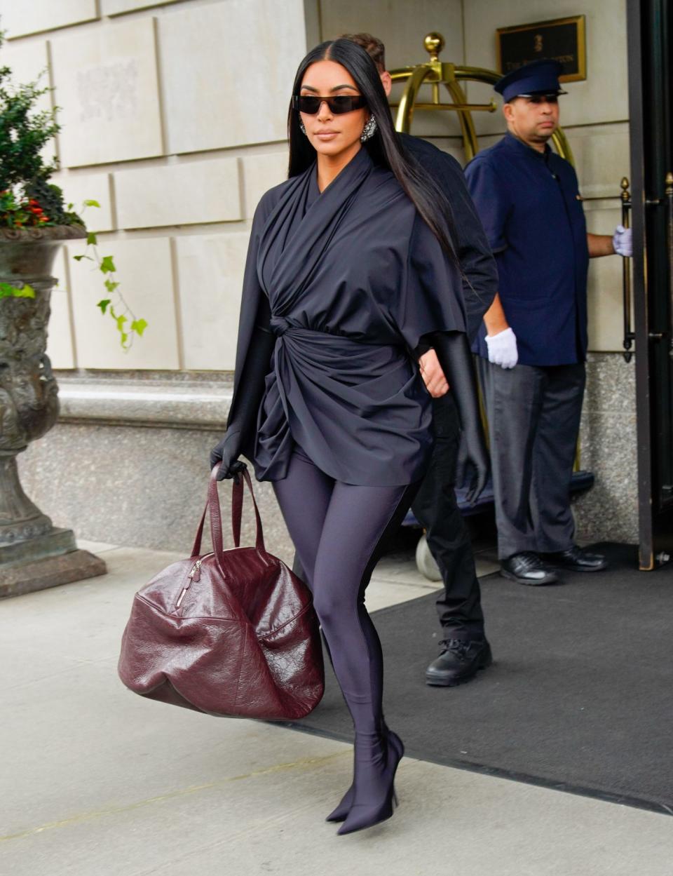 Kim Kardashian 身穿 Balenciaga。