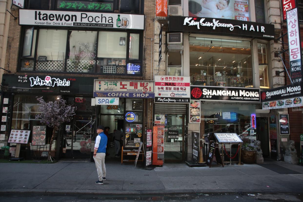 Small businesses in Midtown on 32nd S. and Fifth Ave.  (Luiz C. Ribeiro for New York Daily News) 