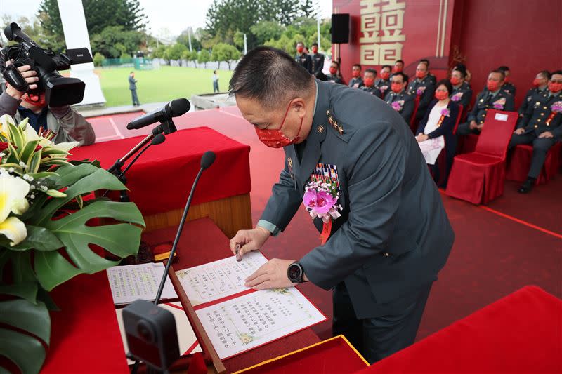 陸軍司令徐上將主持官兵聯合婚禮。（圖/陸總部提供）