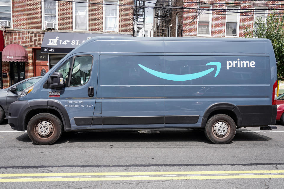 Camioneta de reparto de Amazon Prime en Nueva York. (Photo by Ron Adar/SOPA Images/LightRocket via Getty Images)