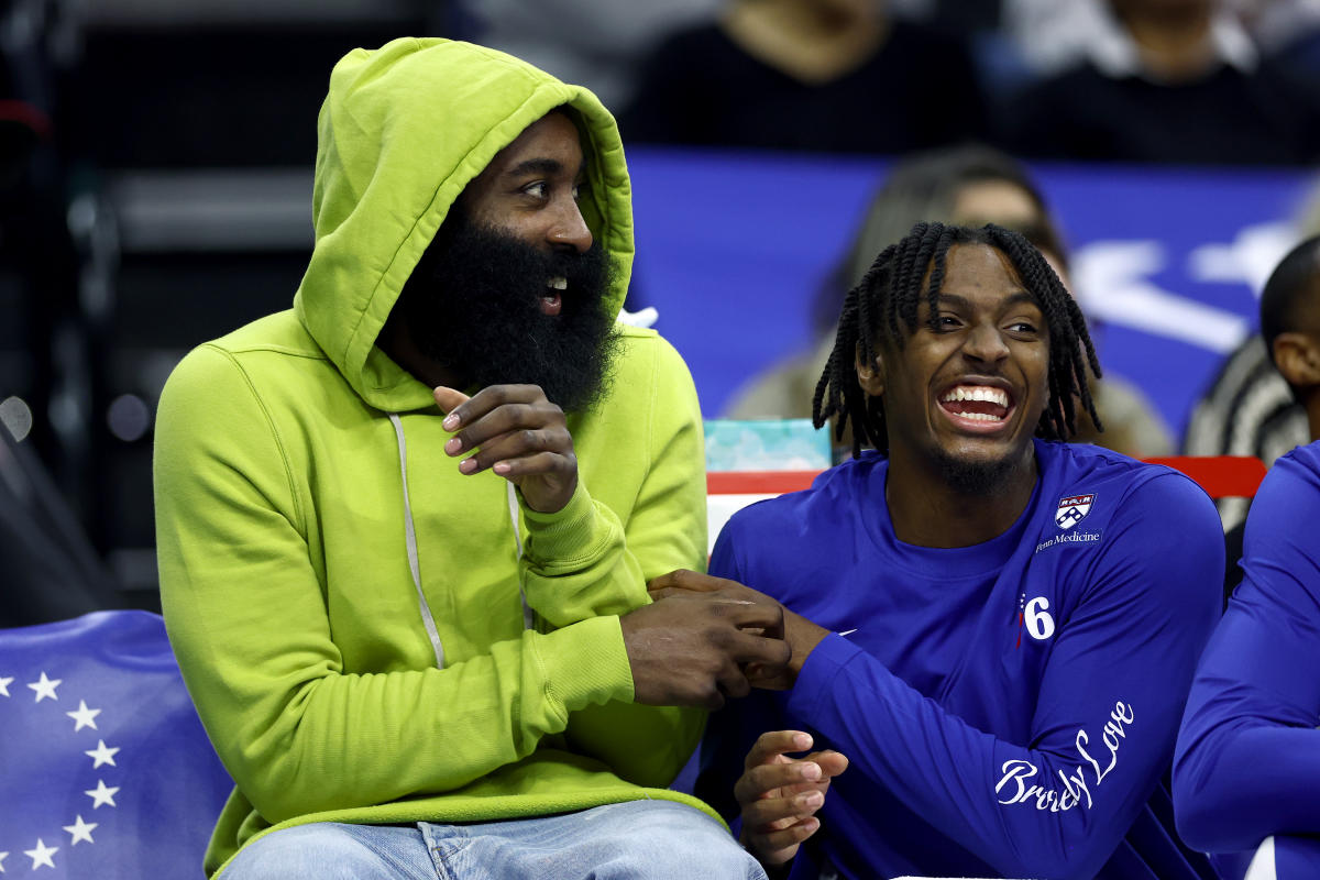 James Harden sitzt beim Heimspiel der 76ers auf der Bank und wird voraussichtlich am Dienstag trainieren