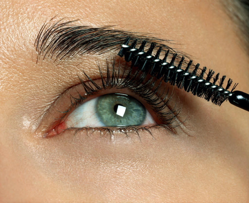 S'il y a bien un cosmétique que l'on utilise au quotidien pour une mine réveillée, c'est le mascara. (Photo : Getty Images)