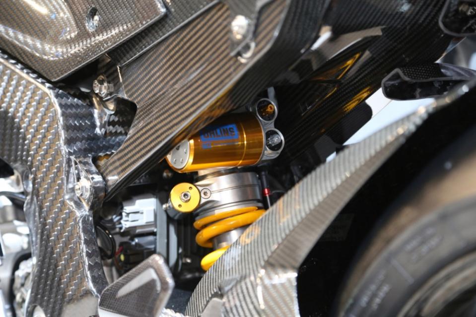 Ohlins TTX 避震器。