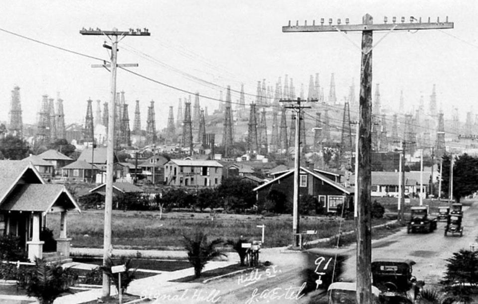 A 1924 photo shows the oil derricks on Signal Hill. <a href="https://waterandpower.org/museum/Early_City_Views%20(1925%20+).html" rel="nofollow noopener" target="_blank" data-ylk="slk:Water and Power Museum Archive;elm:context_link;itc:0;sec:content-canvas" class="link ">Water and Power Museum Archive</a>