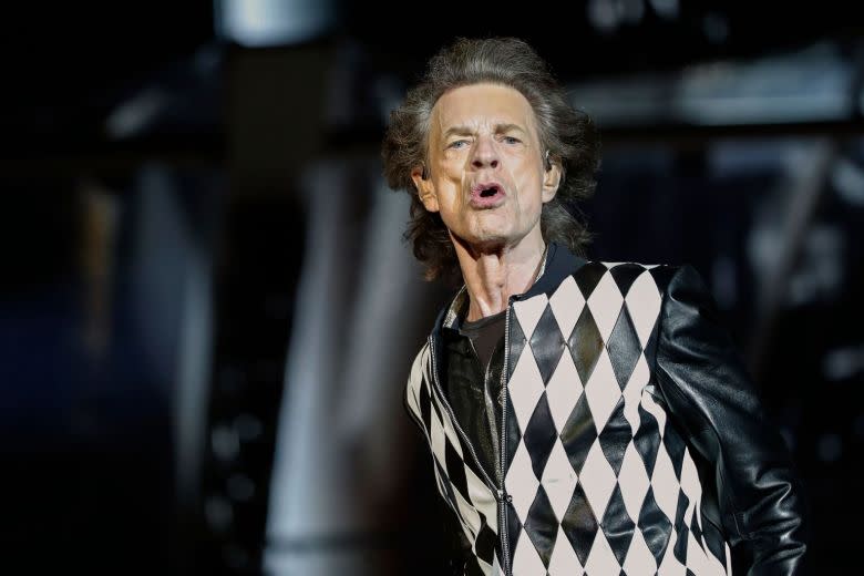 El cantante de The Rolling Stones sigue sorprendiendo a propios y extraños con su particular estilo arriba y debajo del escenario