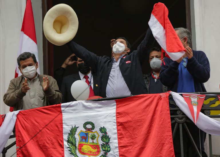 El candidato Pedro Castillo saludó hoy a sus seguidores desde un balcón de su búnker en Lima