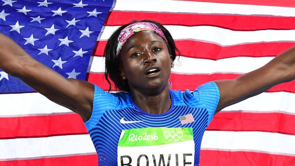 Tori Bowie con la bandera estadounidense en los juegos de Río 2016.