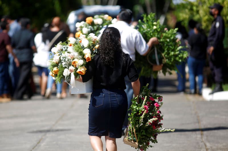 Funeral de Victoria Salazar en Sonsonate, quien murió luego de que fue sometida por la policía en México