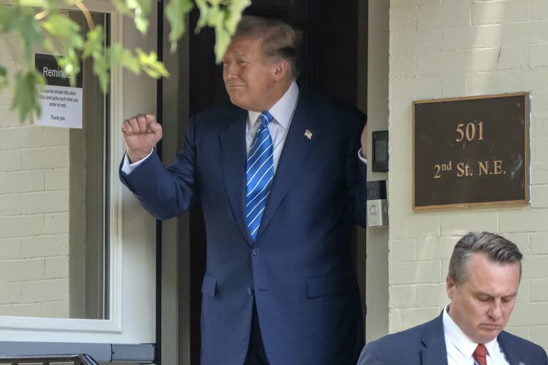 Trump saluda a los simpatizantes a su salida del Safari Club International en Washington. (AP Photo/Mark Schiefelbein)