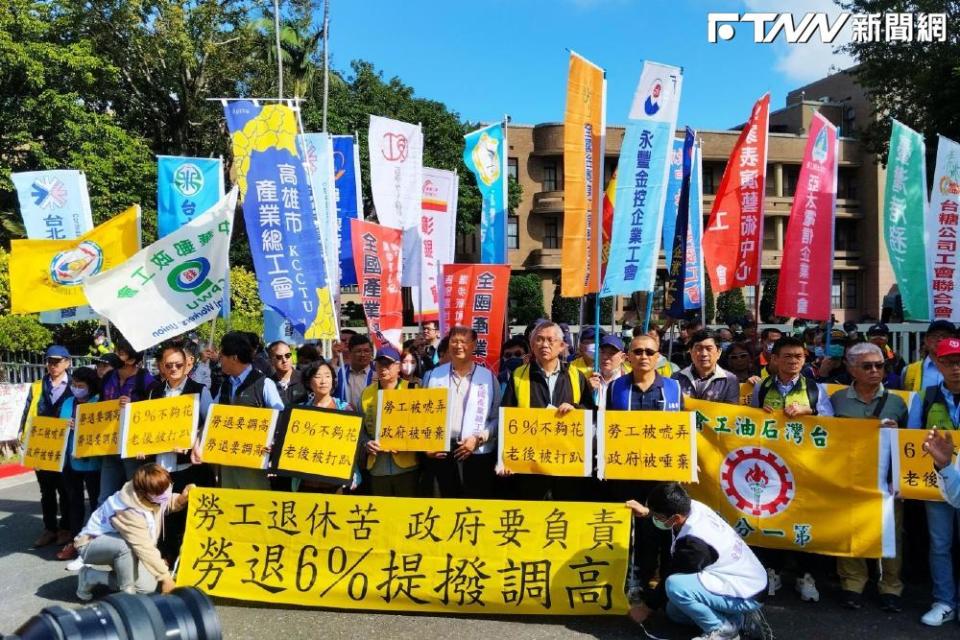 勞團喊話，「哪名總統參選人支持勞退6%提高，勞團就支持誰！」（圖／記者陳弘志攝）