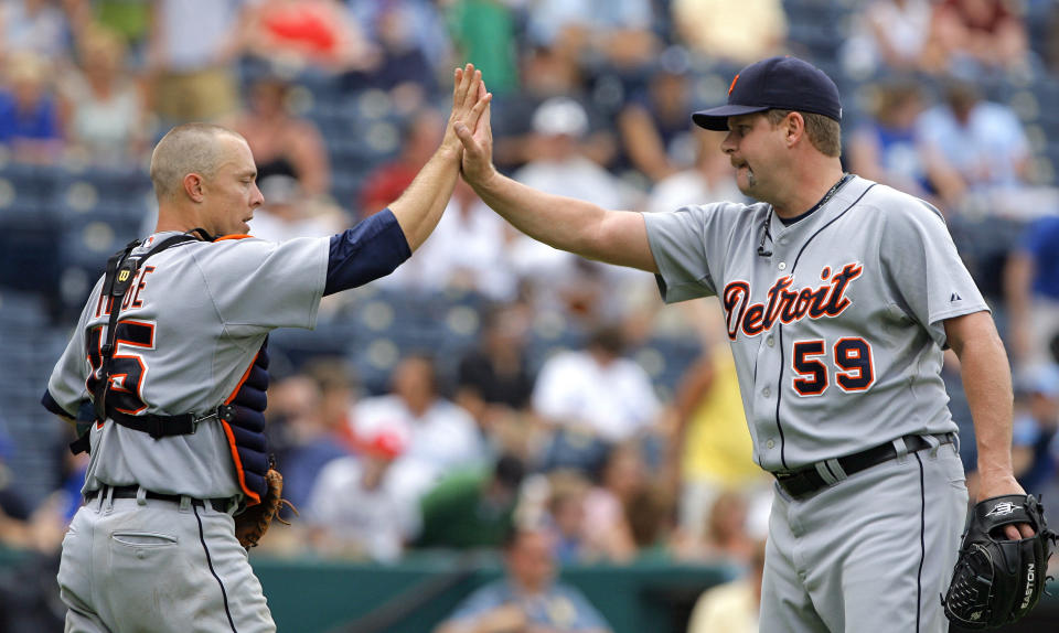 在收下比賽勝利後，Todd Jones與捕手Brandon Inge互相慶祝。(Photo by John Sleezer/Kansas City Star/Tribune News Service via Getty Images)