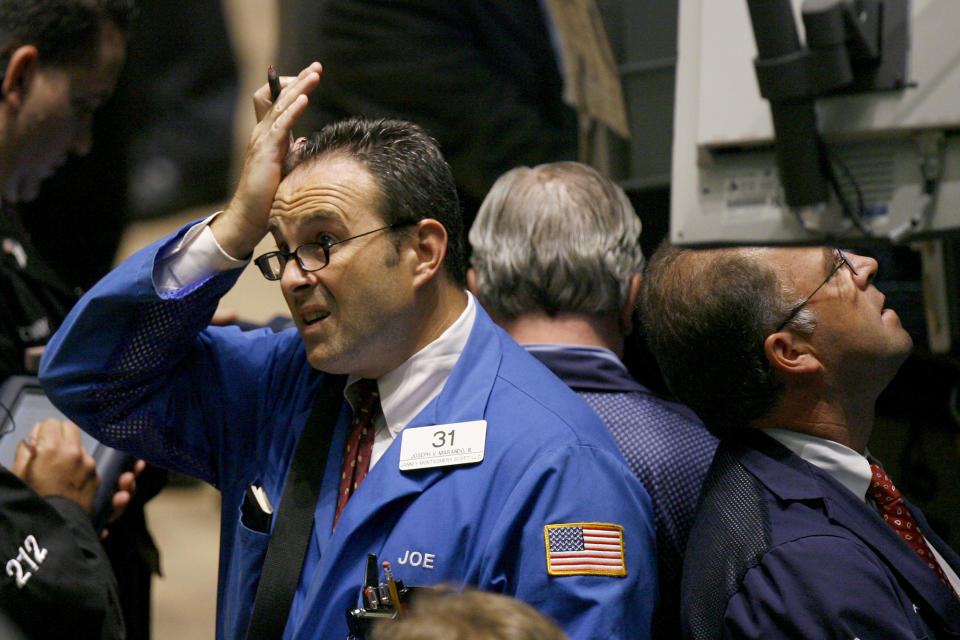 Traders work on the floor of the New York Stock Exchange August 9, 2007. U.S. stocks tumbled on Thursday, with the Dow and S&P down nearly 3 percent, after a French bank froze three funds that invested in U.S. subprime mortgages, prompting central banks to take steps to calm investors. REUTERS/Lucas Jackson (UNITED STATES)