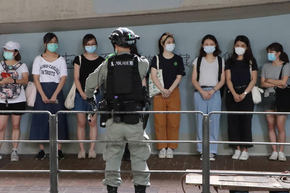 港版國安法昨天深夜11時生效！許多港民今天仍上街參與未獲批准的「七一遊行」，截至傍晚港警已依違反港區國安法至少逮捕70多人。圖為警方在灣仔天樂里抓了20多人。(中央社)