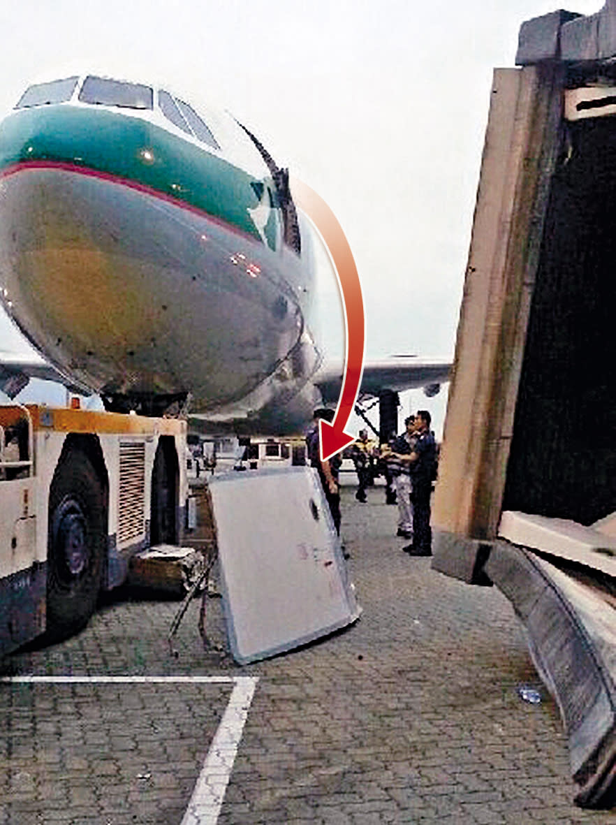 機場啟用以來首見 操作員五米墮地傷 登機橋倒塌扯脫機艙門