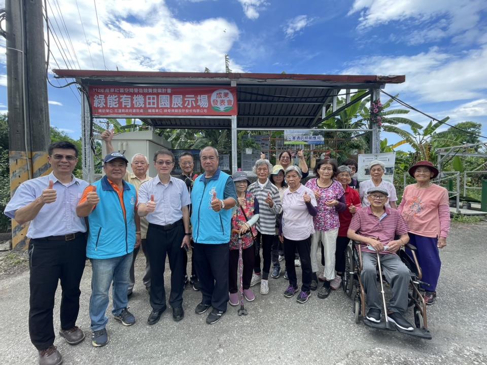 發表會上社區居民都豎起姆指說讚。（圖：南華社區發展協會提供）