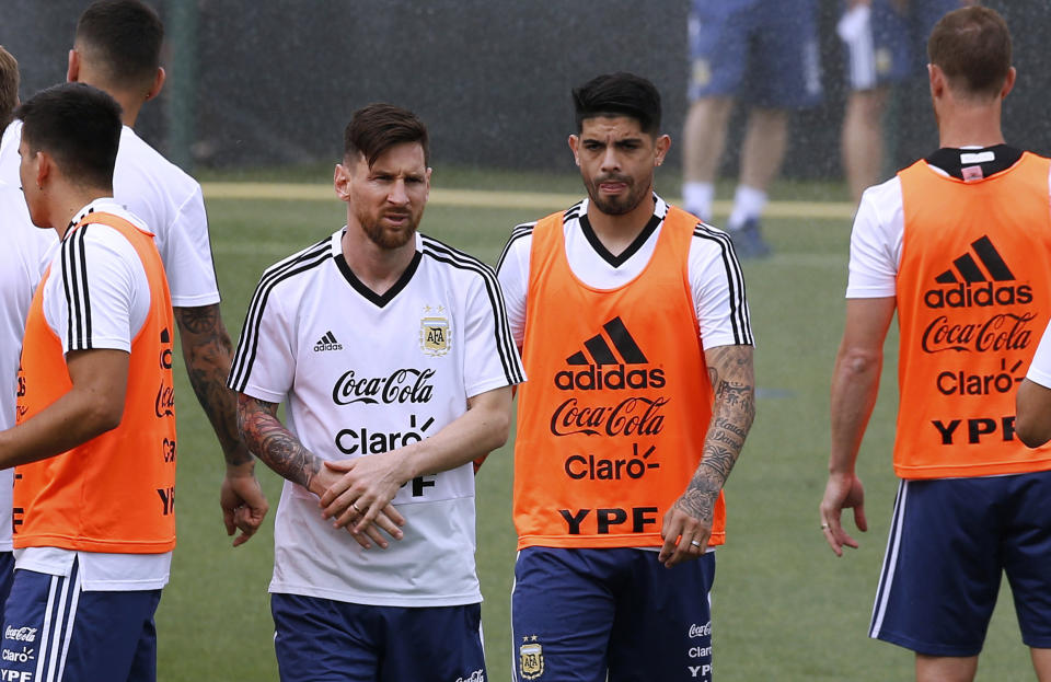 Lionel Messi y Éver Banega, juntos durante un entrenamiento de la Selección Argentina en Rusia. (AP Photo/Manu Fernandez)