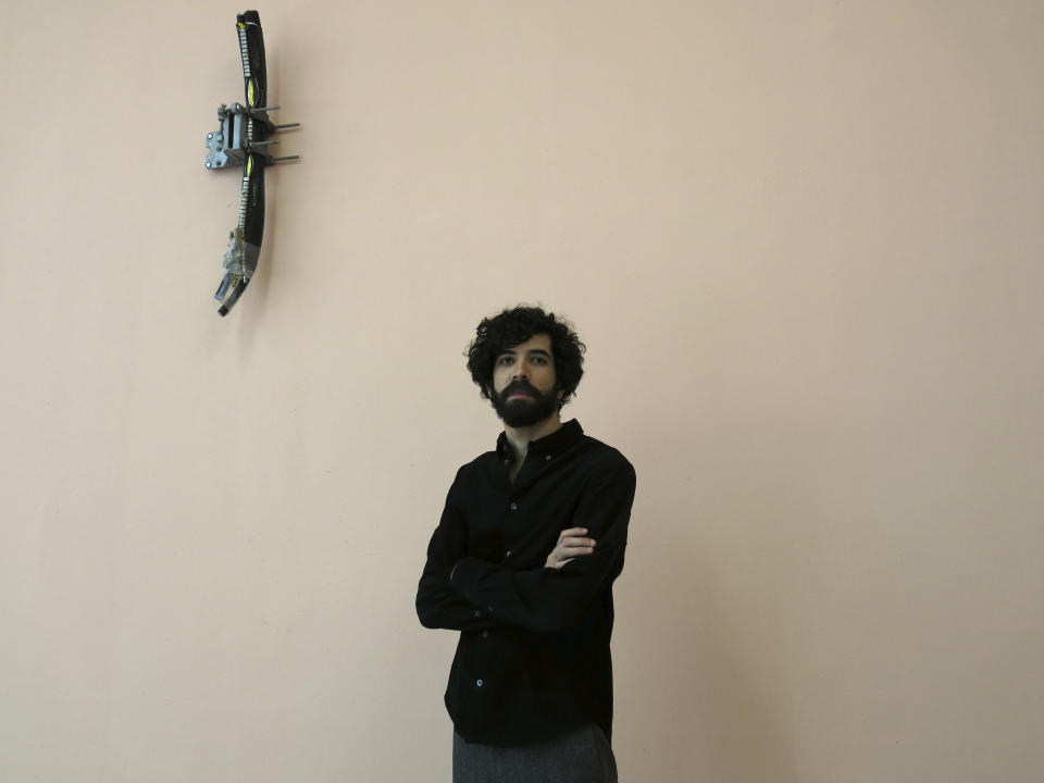 El artista brasileño Daniel de Paula posa en su exposición titulada "inalienable, imprescriptible e inembargable", en la galería Labor en la Ciudad de México el 20 de abril de 2023. (Foto AP/Berenice Bautista)