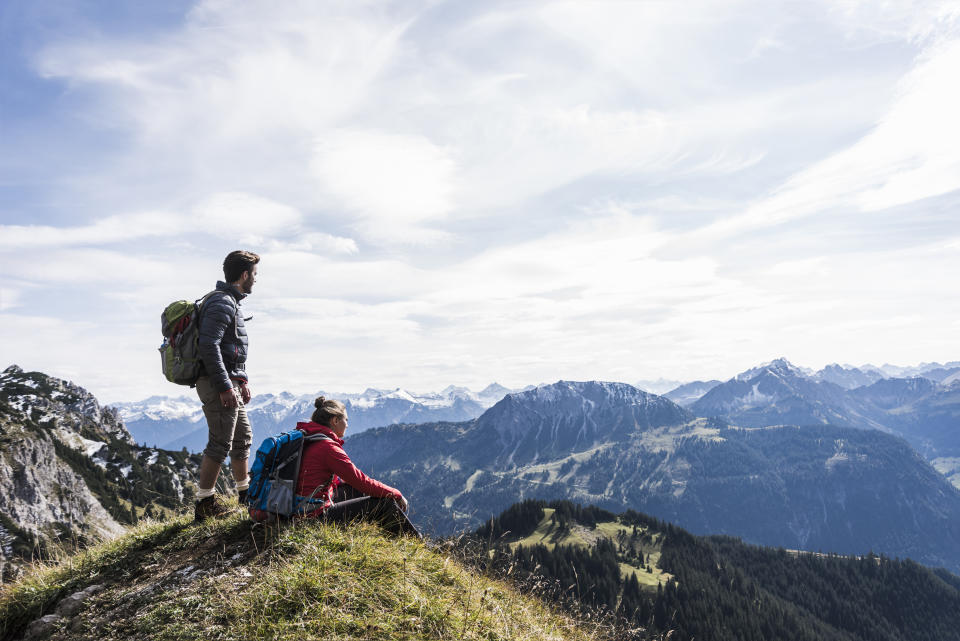 Biken in Südtirol, Wandern im Salzburger Land oder Surfen auf den Kanaren – wer nicht ohne seine tägliche Extraportion frische Luft leben kann, hat die Möglichkeit, sich bei einem Kurztrip in die Natur voll auszutoben! (Bild: Getty Images)