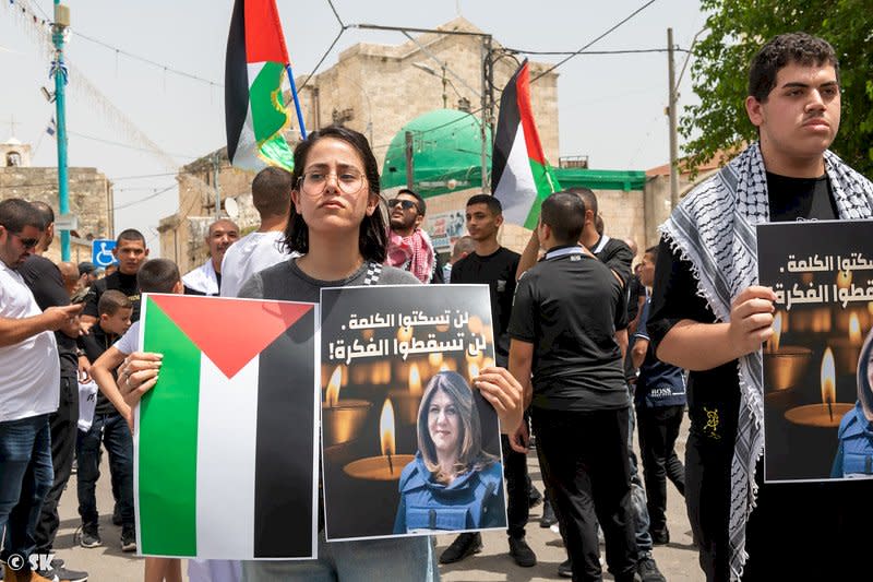半島電視台(Al Jazeera)記者阿克勒(Shireen Abu Akleh)的死亡，引發民眾上街抗議(圖取自維基)