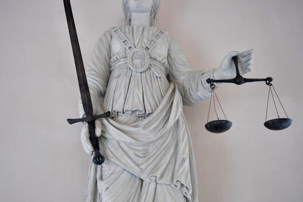 Une statue représentant la déesse de la justice tenant le symbole de la balance, à Rennes (illustration) - Loic Venance / AFP