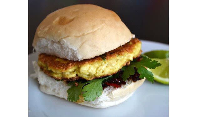 <p>Pour ce burger végétarien épicé, émiettez un paquet de 280g de tofu dans un bol. Ajoutez un œuf, 2 à 3 cuillères à café de pâte de curry thaï verte ou rouge, 1 cuillère à soupe de maïzena et 1 à 2 cuillères à soupe de coriandre fraiche hachée. Faites-en des petites galettes, saupoudrez-les de farine et faites-les frire dans un peu d’huile durant 3 à 4 minutes de chaque côté. Étalez de la sauce pimentée ou toute autre sauce épicée sur la moitié d’un petit pain et ajoutez des feuilles de coriandre. Servez-les avec des quartiers de citron vert.</p>