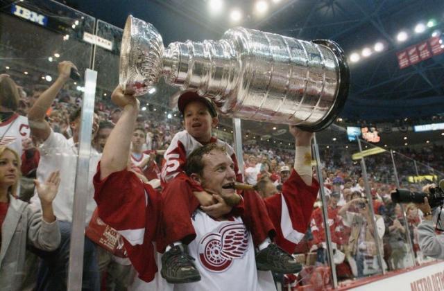 Joe Louis Arena demolition: Detroit Red Wings fans watch as last