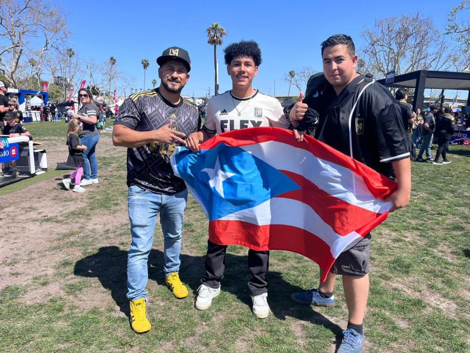 José Alberto Hernández (izq) con su hijo y un amigo (der) de la familia.