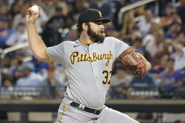 Pirates' Ke'Bryan Hayes seen eating sunflower seeds as Mets player