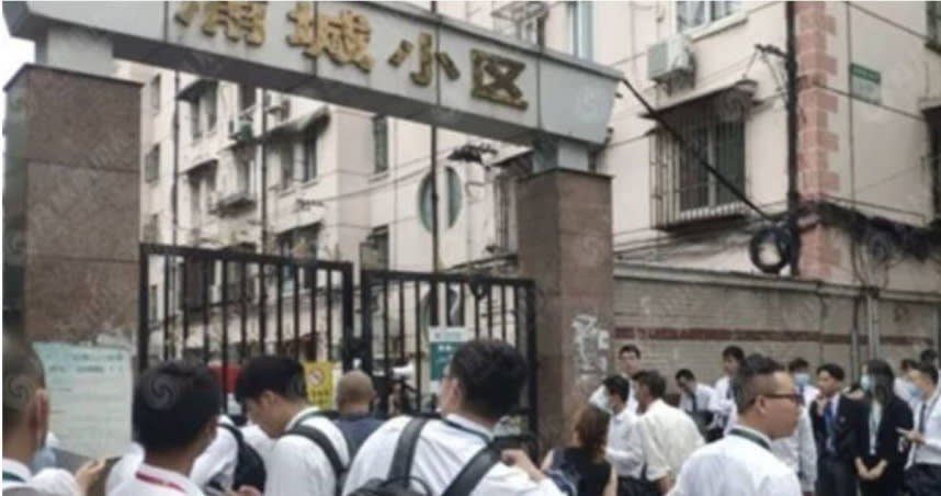 網路上流傳多張上海社區被房仲、看房人潮擠爆的照片。（圖／翻攝微博）