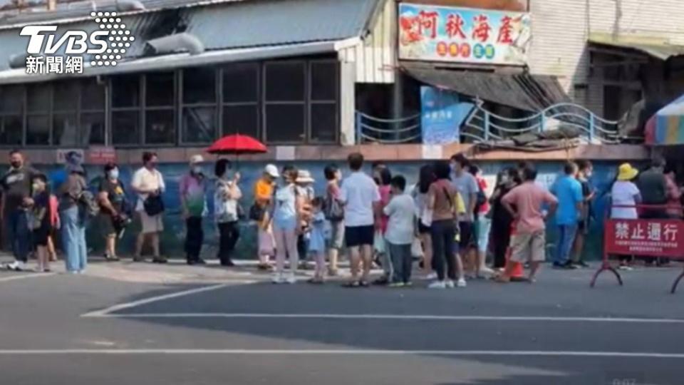 排隊人流全是要進場的民眾。（圖／TVBS）