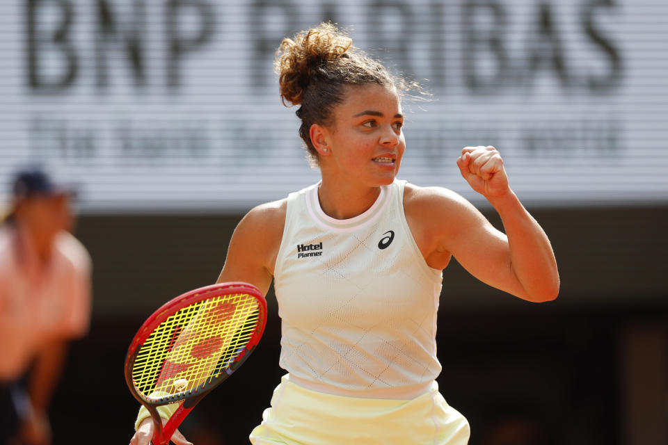 La italiana Jasmine Paolini reacciona durante su partido de semifinales del Abierto de Francia contra la rusa Mirra Andreeva en el estadio Roland Garros de París, el jueves 6 de junio de 2024. (AP Foto/Jean-François Badias)