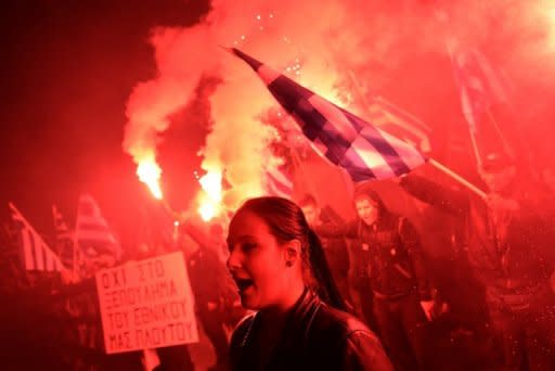 Etwa tausend Anhänger der griechischen Neonazi-Partei Chryssi Avghi (Goldene Morgenröte) demonstrierten vor der deutschen Botschaft in Athen gegen den Umgang mit dem finanziell angeschlagenen Zypern