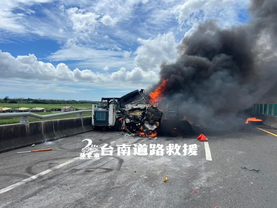 台84線車禍產生濃濃黑煙，遮蔽用路人視線。翻攝張家班台南道路救援