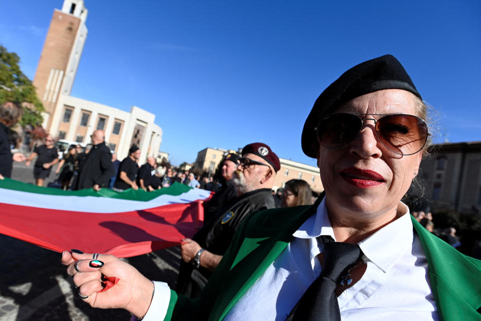 Alles Nazis, außer Mutti: Neofaschisten gedenken in Italien im Oktober 2022 der Machtergreifung Benito Mussolinis vor hundert Jahren (Bild: REUTERS/Flavio Lo Scalzo)