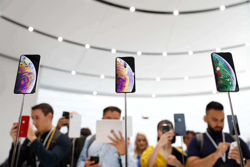 <p>Apple-Fans und Journalisten bestaunen nach dem großen Product-Launch-Event die neue iPhone-Serie. Apple stellte im Steve-Jobs-Theater drei neue iPhone-Modelle sowie Neuerungen der Apple Watch vor. (Bild: REUTERS/Stephen Lam) </p>