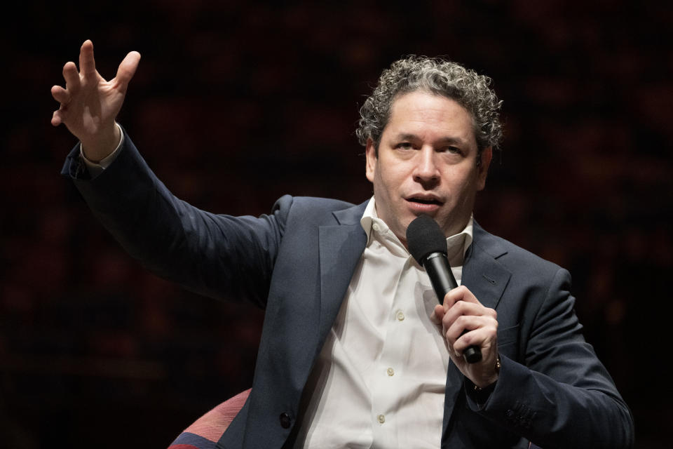 Gustavo Dudamel es presentado como el 27o director artístico y musical de la Filarmónica de Nueva York el 20 de febrero de 2023 en la renovada Sala David Geffen en el Lincoln Center para las Artes Escénicas en Nueva York. (Foto AP/John Minchillo)