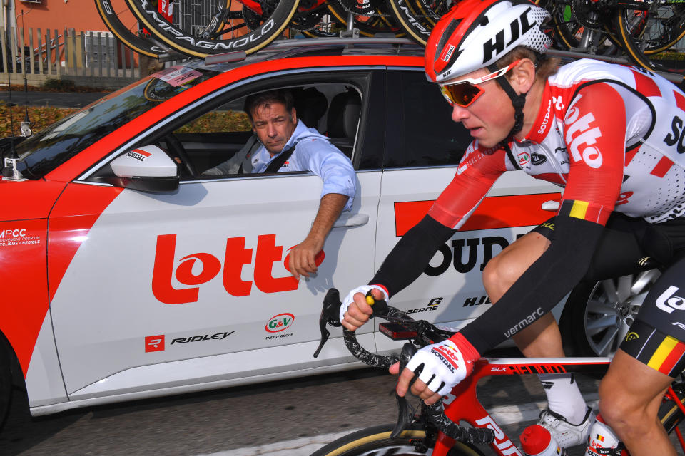 El director del equipo ciclista Lotto-Soudal, John Lelangue, acompaña a uno de sus corredores desde el coche del equipo durante una carrera en Italia.
