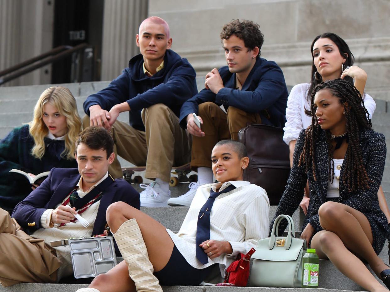 gossip girl reboot cast met steps november 2020