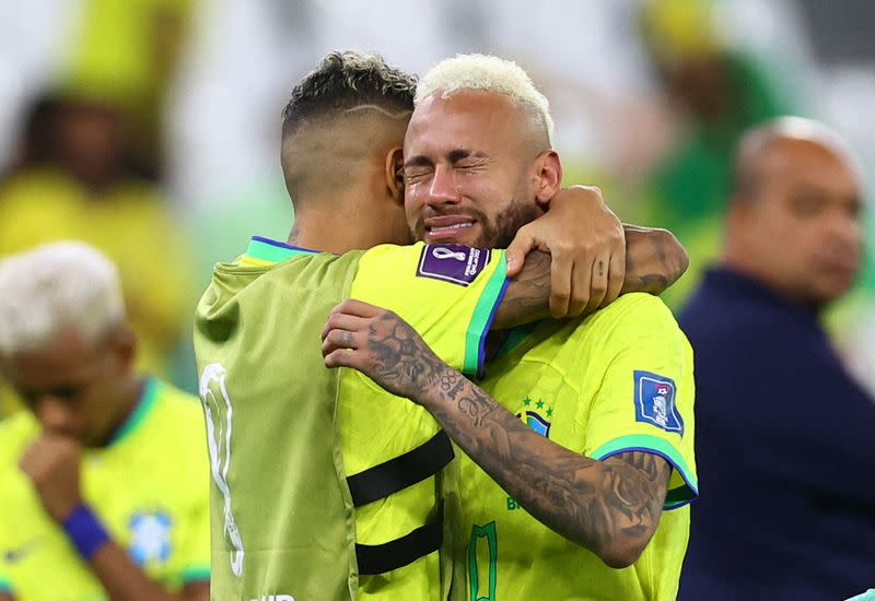 Foto del viernes de los futbolistas de Brasil Neymar y Raphinha tras la eliminación en el Mundial