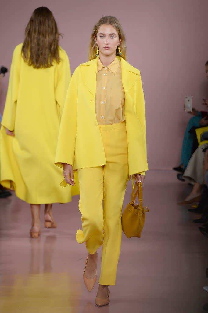 <p>Achtung, Pink – hier ist die neue Trendfarbe. Bei zahlreichen Gelegenheiten erhellte Sonnengelb den Laufsteg der New York Fashion Week. Werfen Sie einen Blick auf Mansur Gavriel, um zu lernen, wie Sie diesen fröhlichen Farbton am besten tragen können. <em>[Bild: Getty]</em> </p>