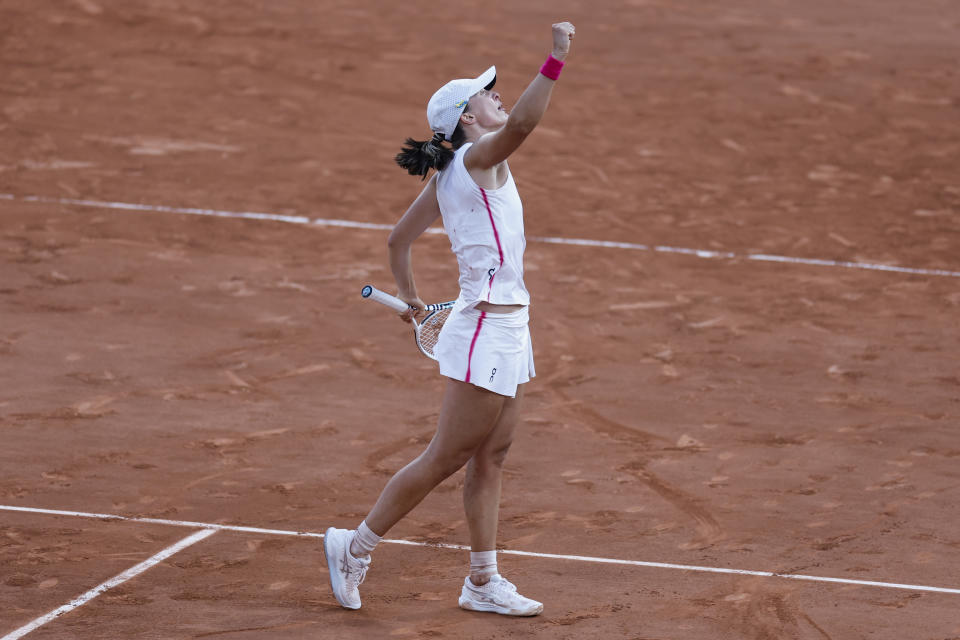 Poland's Iga Swiatek celebrates winning her semifinal match of the French Open tennis tournament of the French Open tennis tournament against Brazil's Beatriz Haddad Maia in two sets, 6-2, 7-6 (9-7),at the Roland Garros stadium in Paris, Thursday, June 8, 2023. (AP Photo/Jean-Francois Badias)