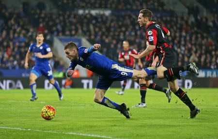 Football Soccer - Leicester City v AFC Bournemouth - Barclays Premier League - King Power Stadium - 2/1/16 Leicester's Jamie Vardy in action with Bournemouth's Dan Gosling Action Images via Reuters / Alex Morton Livepic