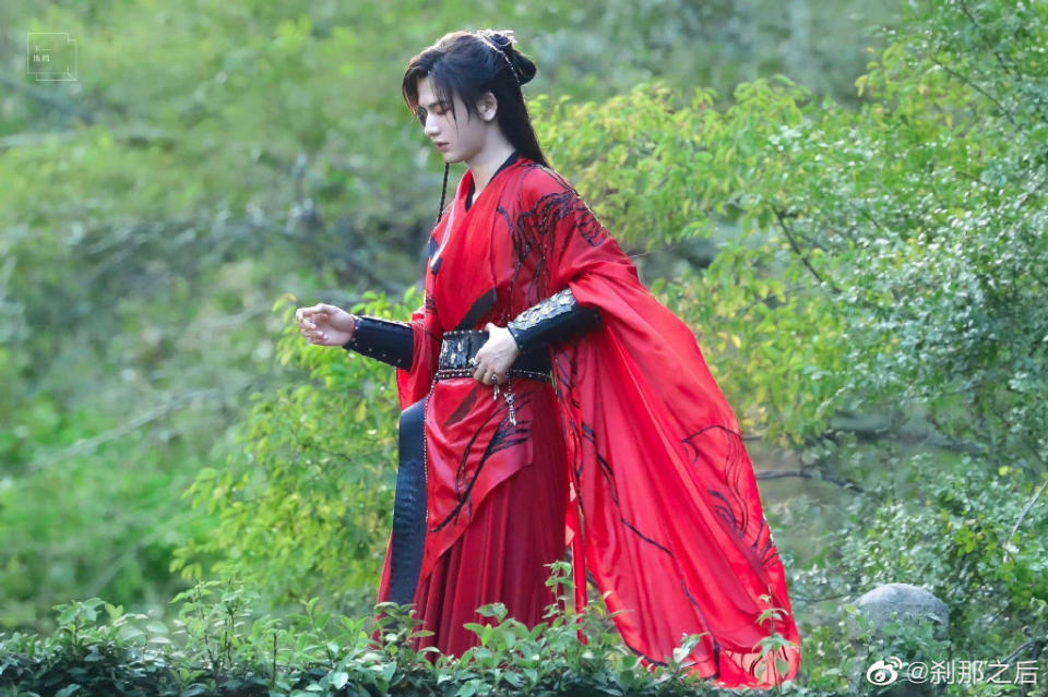 張凌赫在耽改劇《吉星高照》中一襲紅衣路透照讓粉絲超期待。（圖片來源：微博）