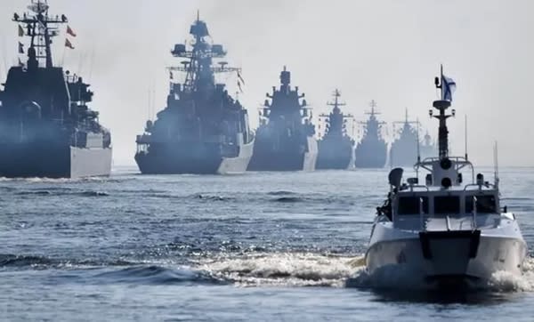 俄太平洋艦隊新聞處對外宣佈，該艦隊已經在日本海與鄂霍次克海進行實彈軍演，參演艦隻多達 60 多艘，軍機 30 多架，軍事人員一共11,000多人。   圖 : 翻攝自真知見