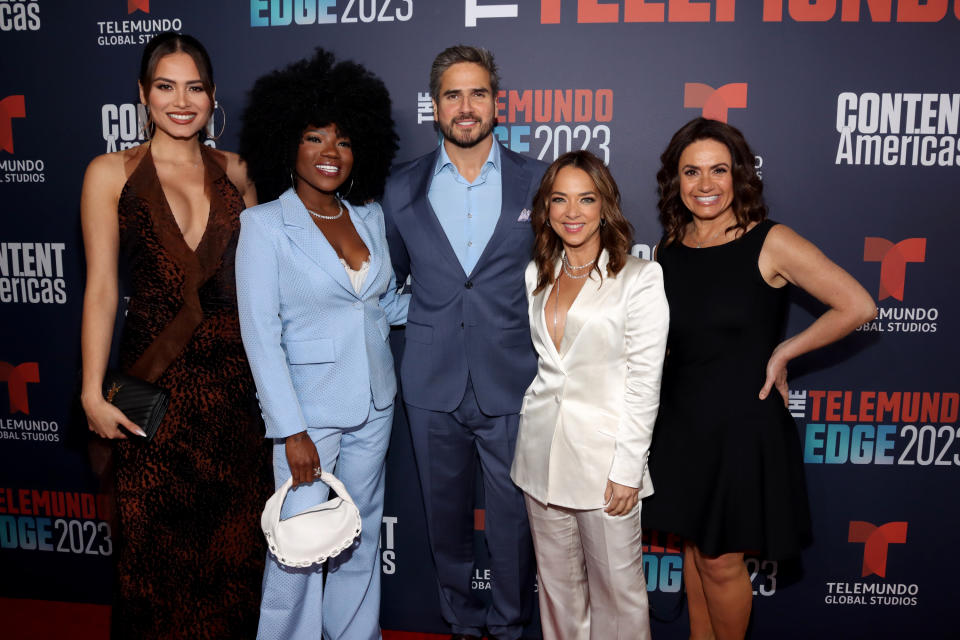 Adamari López con Andrea Meza, Chiky Bom Bom y Daniel Arenas (Aaron Davidson/TELEMUNDO via Getty Images)