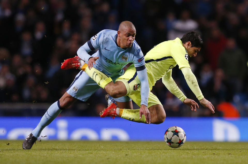 Football - Manchester City v FC Barcelona - UEFA Champions League Second Round First Leg - Etihad Stadium, Manchester, England - 24/2/15 Manchester City's Fernando in action with Barcelona's Luis Suarez Reuters / Phil Noble Livepic EDITORIAL USE ONLY.