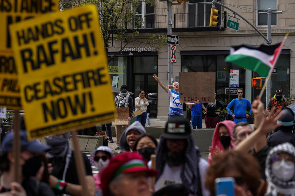 Un manifestante pro-israelí sostiene un cartel mientras los manifestantes se reúnen fuera de la Universidad de Columbia para exigir un alto el fuego y el fin de los ataques israelíes contra Gaza, en Nueva York, EE.UU., 20 de abril de 2024. REUTERS/Adam Gray/Foto de archivo